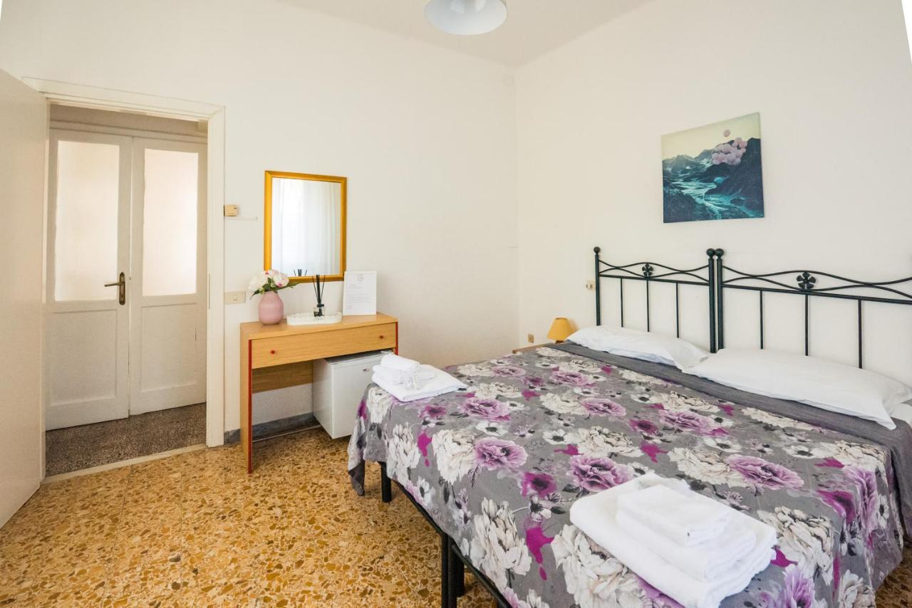 Casa Violetta Bed & Breakfast Marina di Massa Kültér fotó